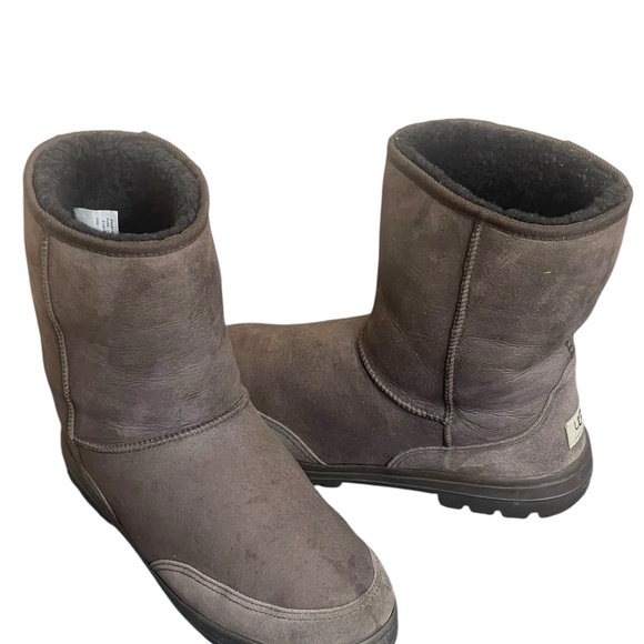 UGG Other - UGG Australia Uitra Short brown
MENS 25220 boots size M9